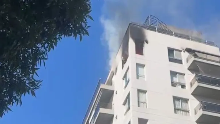 Belgrano: un incendio en el último piso de un edificio dejó dos heridos y obligó a evacuar la zona
