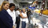 Fernando Espinoza inauguró un nuevo Mercado de Abaratamiento con alimentos a mitad de precio.