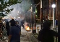 Jujuy: Una protesta salarial de efectivos policiales provocó disturbios en la Casa de Gobierno