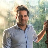 Piden indagar al exfutbolista Damián Manusovich por la muerte de una joven tras la caída de un cartel