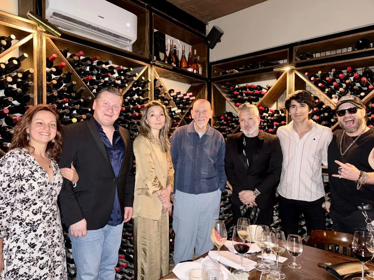 John Malkovich junto a su equipo de 'El Infame Ramirez Hoffman', Diego Kolankowsky y Germán 'Tripa' Tripel