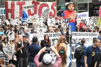 Miles de personas marcharon a Plaza de Mayo a 50 años del golpe