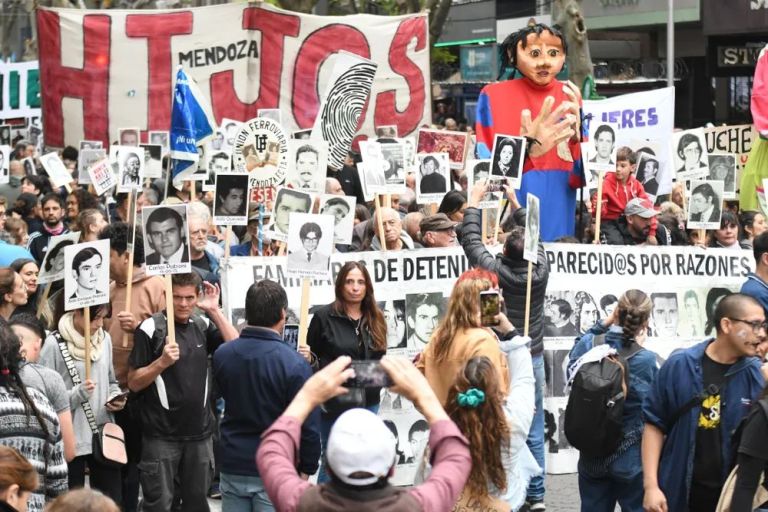 Miles de personas marcharon a Plaza de Mayo a 50 años del golpe ...