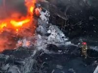 Francisco Álvarez: Se reavivó el fuego en el depósito de pinturas y bomberos trabajan en el lugar