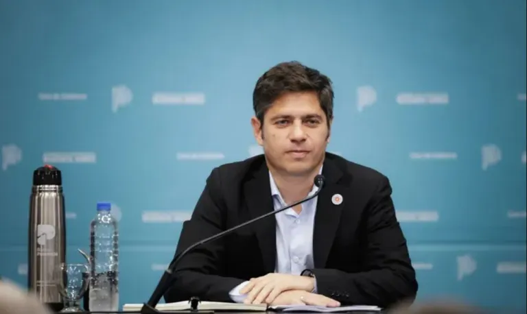 Axel Kicillof apuntó contra Milei tras el fallo de YPF: “Le quedó cómodo el mameluco”