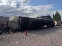 Mendoza: Vuelco, saqueo y violencia. El accidente de un camión terminó con enfrentamientos con la Policía