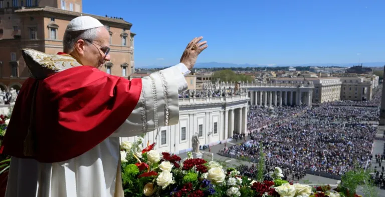 León XIV pidió “elegir la paz” en su primera misa de Pascua y advirtió sobre la violencia global