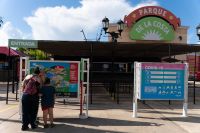 Susto en el Parque de la Costa por un desperfecto en una montaña rusa detenida en altura