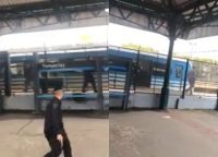 Así fue el momento donde un pasajero tomó de rehén a una mujer en el tren Roca