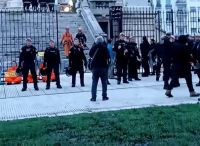 Ley de Glaciares: Activistas de Greenpeace se treparon a un monumento en la previa al debate