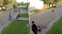 Intentó asustarlo y terminó arrastrándolo: un nene fue atropellado por una moto