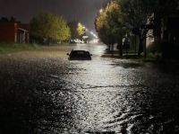 Coronel Suárez: Bomberos socorrieron a personas atrapadas en autos en pleno temporal