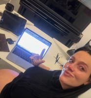 Oriana Sabatini debuta como escritora y presenta su primera novela “Podría quedarme acá”