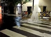 Recoleta: Se rompió un caño maestro en una esquina y hay cortes de tránsito