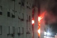 Incendio en el Edificio Libertad: el humo impide saber qué pasó