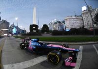 Colapinto revoluciona Buenos Aires: exhibieron su F1 en el Obelisco