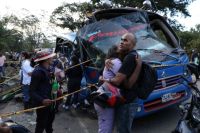 Terror en Colombia: bomba contra un micro deja 13 muertos