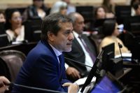 Recalde presentó proyectos para proteger el trabajo y cuestionó la reforma laboral del Gobierno