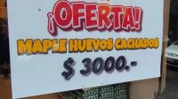 Polémica por la venta de huevos "cachados" en medio de la crisis económica