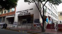 Un estudiante denunciado por acoso se atrincheró en la UBA y fue sacado por alumnas