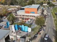 Éxodo en Moreno: Diez cuadras de cola para conseguir trabajo en un frigorífico
