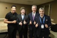 Milei posó junto a Lionel Richie en EEUU y les pidió a los empresarios “apostar por la Argentina”