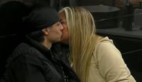 A los besos en Gran Hermano: El fogoso acercamiento entre "La Bomba Tucumana" y Zunino 