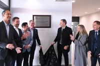 Adorni inauguró una planta de Mercedes Benz en Zárate, acompañado por Karina Milei