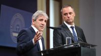 Caputo, en conferencia con Adorni: “El Riesgo País no baja por el riesgo kuka”
