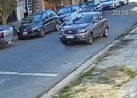 Ramos Mejía: Se subió al capot para evitar el robo de su auto y terminó con una fractura en la pierna