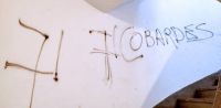 Amenazó a vecinos, quiso incendiar su edificio y pintó una esvástica: la declararon inimputable