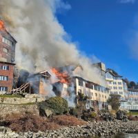 Impactante incendio en un histórico hotel de Bariloche: habría comenzado por una quema de hojas