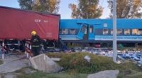 Impresionante choque entre una formación del tren San Martín y un camión que transportaba agua