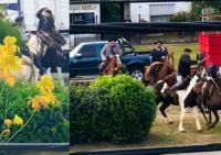 A rebencazos limpios en Berazategui: Dos jinetes se enfrentaron en un desfile patrio