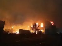 Río Negro: Un incendio arrasó con un depósito de reconocida empresa y provocó pérdidas totales 