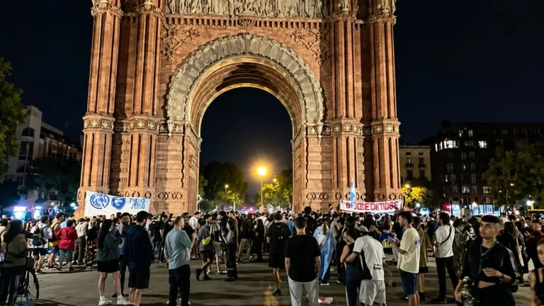 Cientos de personas se reunieron en Barcelona para despedir al Indio Solari