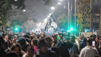 El último adiós al Indio Solari reúne a miles en Avellaneda