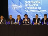 Espinoza encabezó un encuentro federal de intendentes en Santa Fe y llamó a fortalecer el rol de los municipios