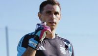 Dibu Martínez se recuperó y será titular en el debut ante Argelia