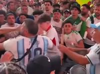 Previa caliente en Times Square: Hinchas argentinos y argelinos a las piñas en Nueva York