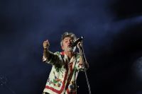 Susto en un show de Babasónicos: el tremendo golpe de Dárgelos tras caer del escenario 