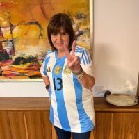 Patricia Bullrich celebró el triunfo de Argentina con "la V de victoria"