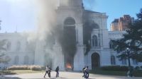 Tensión en La Plata: incendiaron la entrada de la Municipalidad durante una protesta