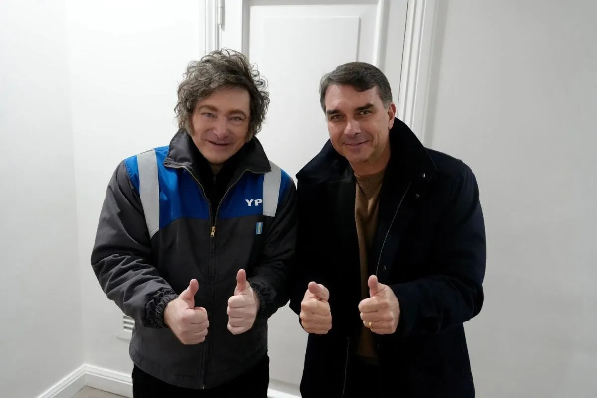 Antes de suspender su viaje a Paraguay, Javier Milei recibi&oacute; a Flavio Bolsonaro en la Quinta de Olivos. (Foto: Presidencia)