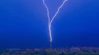 Un rayo impactó la Torre Eiffel en plena tormenta tras la ola de calor en Francia