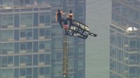 Dos personas escalaron la antena del Empire State y desplegaron una bandera por la paz