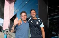 Andrés Calamaro visitó a la Selección argentina y eligió una canción para musicalizar el momento