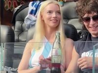 Anya Taylor-Joy reveló a quién apoyará en el partido de semifinales entre Argentina e Inglaterra