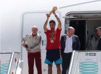 El seleccionado español aterrizó en Madrid con la Copa del Mundo y comienzan los festejos