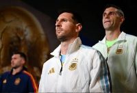 Un grupo de fanáticos ovacionó a Messi en Rosario mientras llegaba junto a su familia 